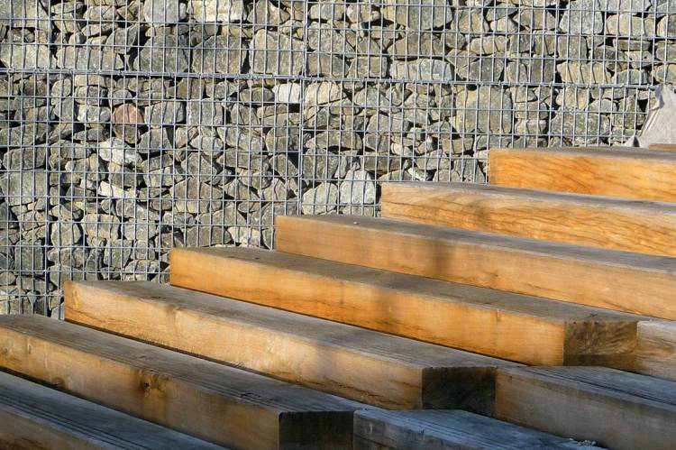 Gabion-vägg-gabion-staket-modern-trädgård-design-trappor-trappor-trä-block