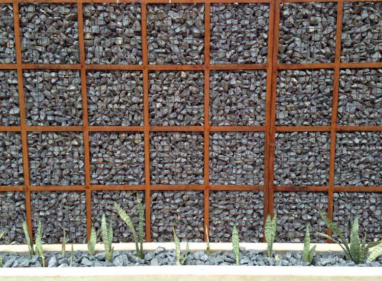 gabion vägg-gabion staket-modern-trädgård-design-corten stål-rost-effekt-agave-växter