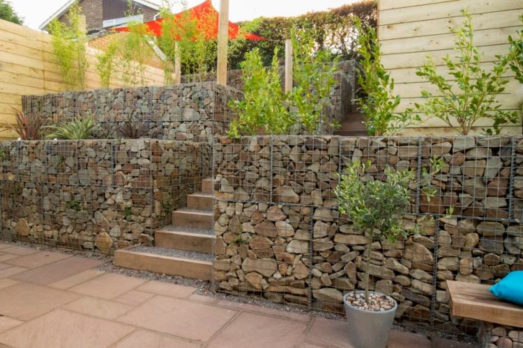 gabion vägg-gabion staket-modern-trädgård-design-terrasserad-sekretess-skydd-trä-höjd säng