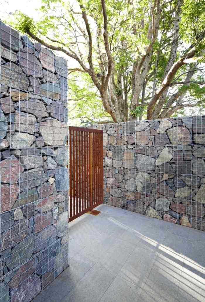 Gabion-staket-ogenomskinligt-hög-entré-trädgård-grind-trä