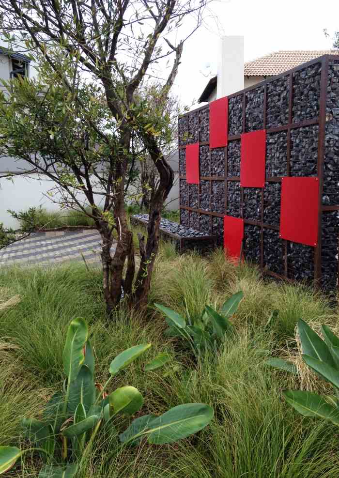 Gabion staket-design-natursten fyllning-röda-paneler-dekorativa