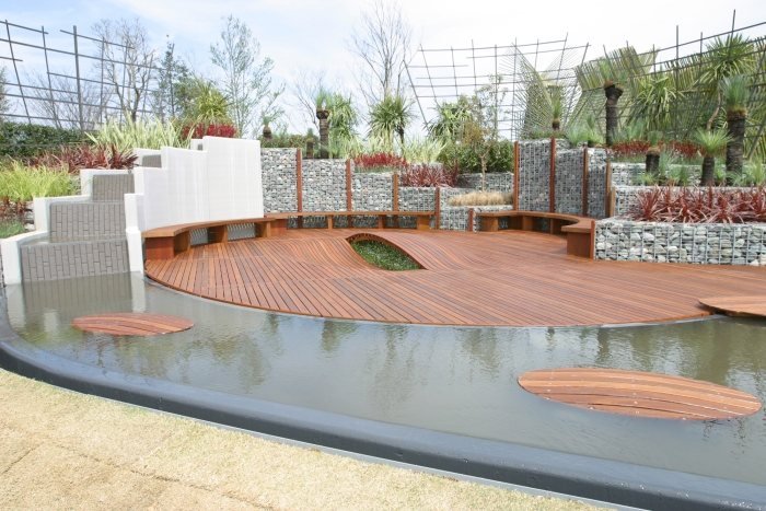 modern-trädgård-design-gabion-staket-i-trädgården-damm-område