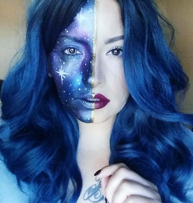 hälften av ansiktet mörkblått skimrande stjärnor galaxmakeup