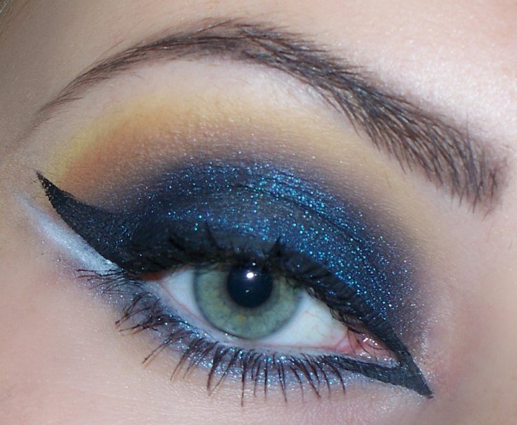 glitterpartiklar ögon galax make up eyeliner