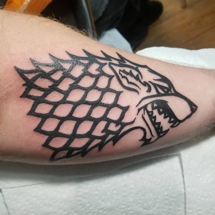 game of thrones tatueringsdesign coola idéer tatueringar kultserie varghuvud starks skugga varg underarm