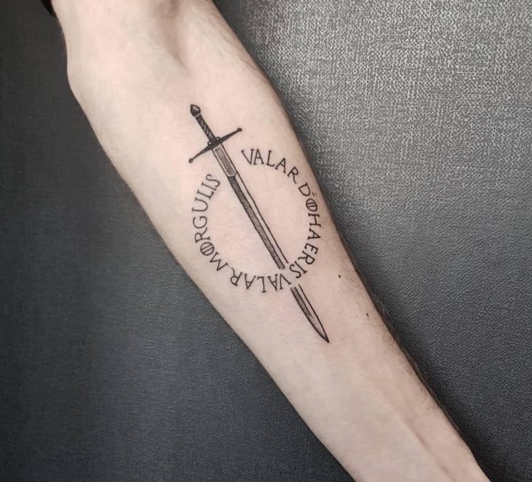 Game of Thrones tatueringsarm inuti underarmssvärdet säger