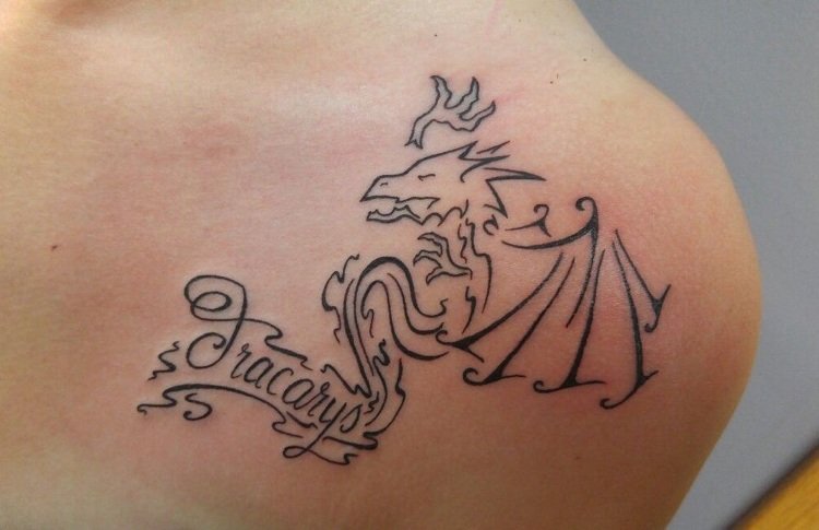 Game of Thrones tatuering kvinna drake axelbröstet