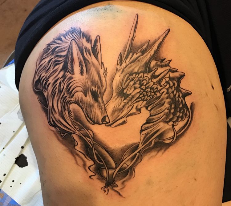 Game of Thrones tatuering ben drake och varg hjärta form