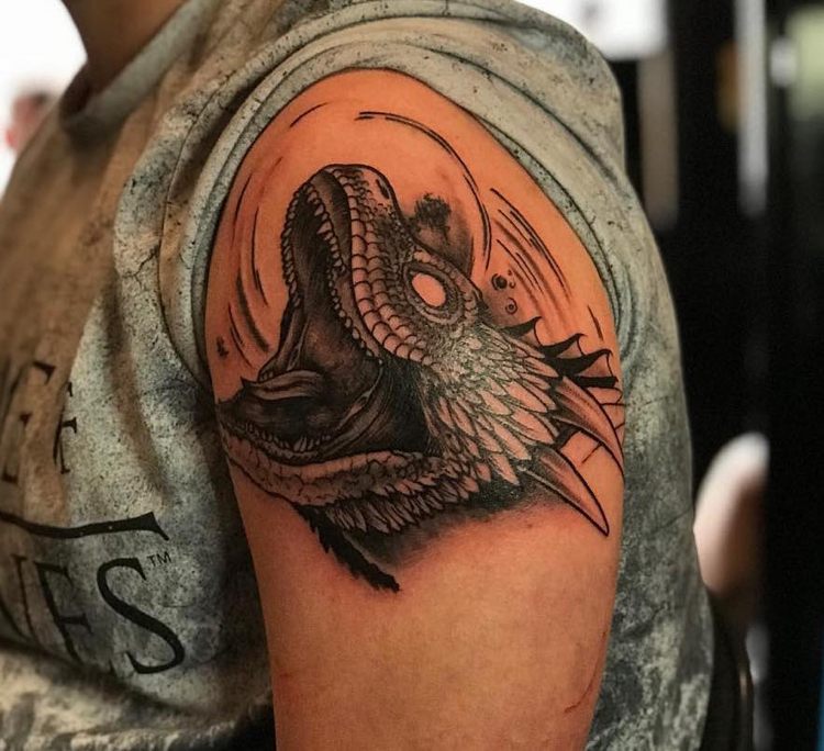 Överarmen tatuering dragon head Game of Thrones man