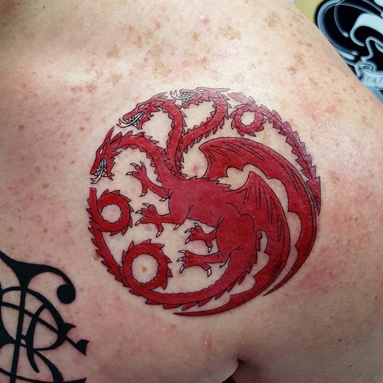 Game of Thrones Tattoo En röd trehuvudig drake