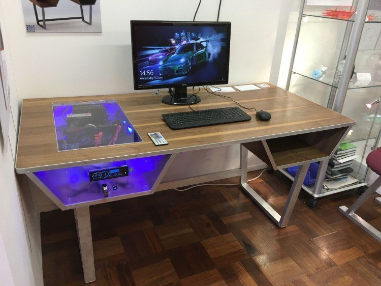 installation av den stationära datorn i ett modernt spelbord av metall och trä