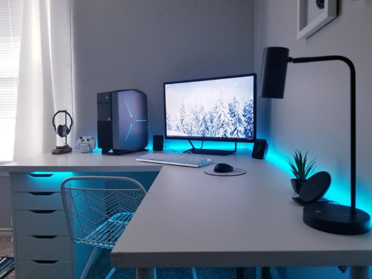 blå LED -belysning dator skrivbord stilfullt inredande en atmosfär