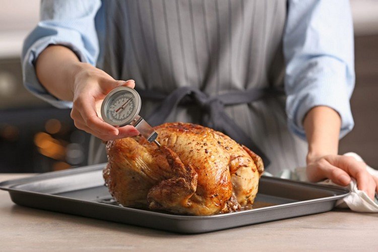 Använd en kötttermometer för att avgöra när stekt kyckling är färdig
