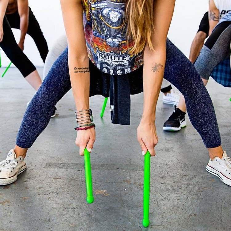 Helkroppsträning cardio-ripstix-trummande-få-fit-pund-träning