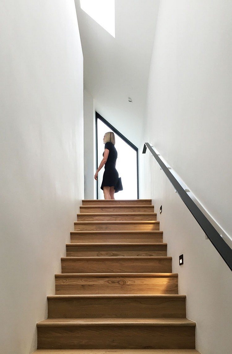 trappdesign minimalistisk trätrappa stålräcke