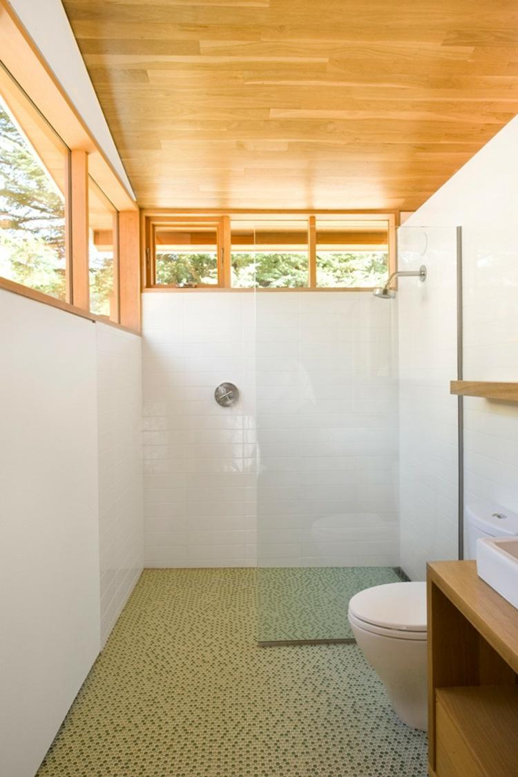 garage lägenhet mosaikgolv badrum vit vägg dusch glasvägg