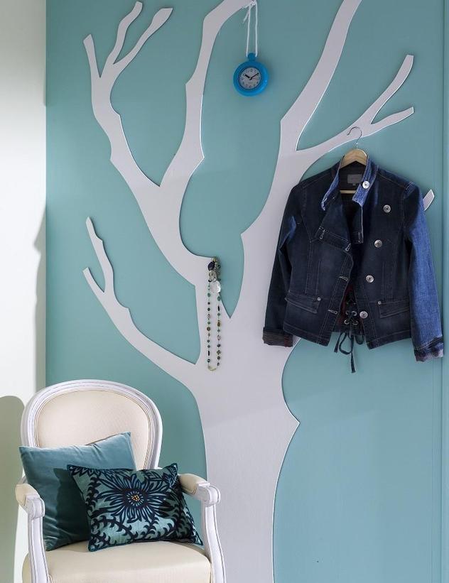 idéer-garderob-hall-träd-vit-målade-ljusblå-väggfärg