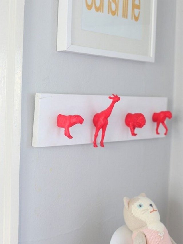 idéer-garderob-barnrum-djur-figurer-rödmålade