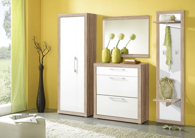 med ett träkläddesign -garderobset