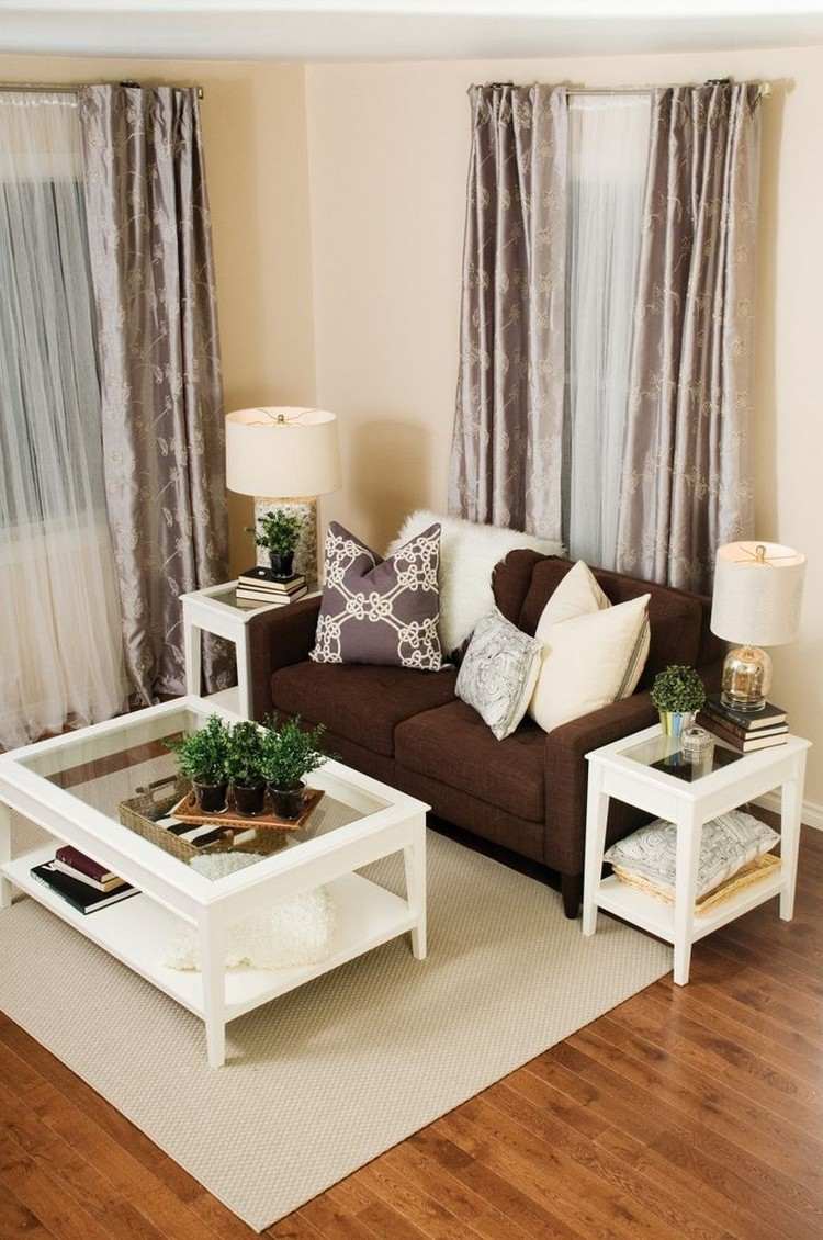 gardiner-vardagsrum-satin-brun-soffa-grädde-väggfärg