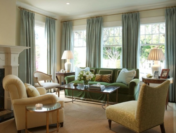 Grönt vardagsrum klassisk inredning gulgröna stoppade möbler