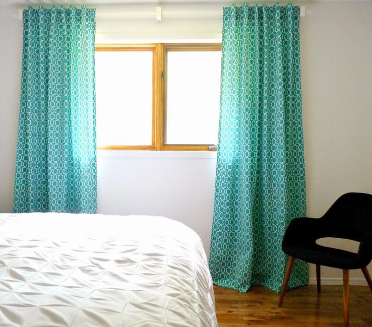 gardiner-sy-blå-turkos-vit-mönster-sovrum
