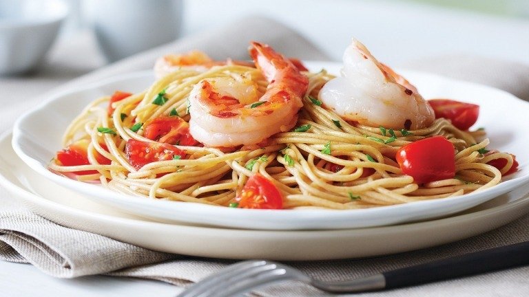 Servera pasta med skaldjur och förbered med grönsaker och sås