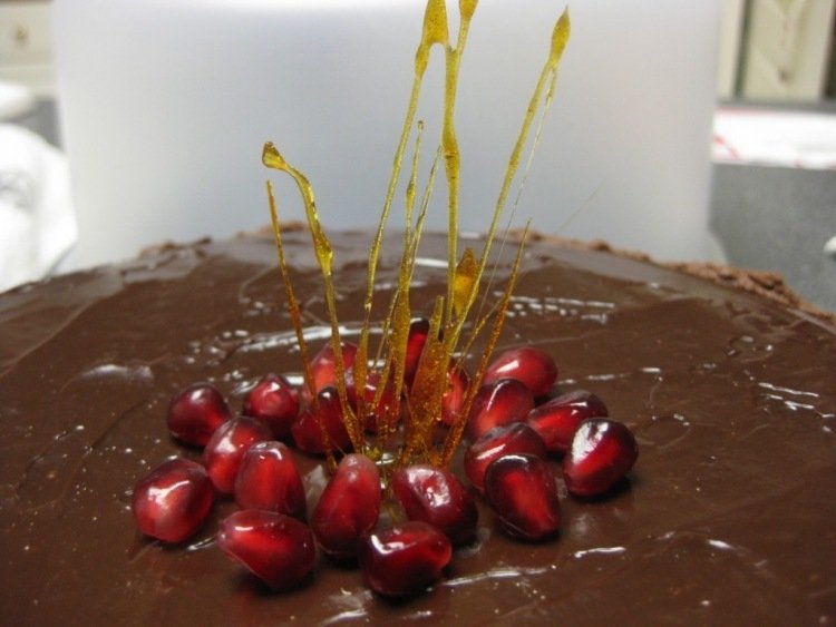 Garnera-dekorera-mat-frukt-choklad-kola-tårta