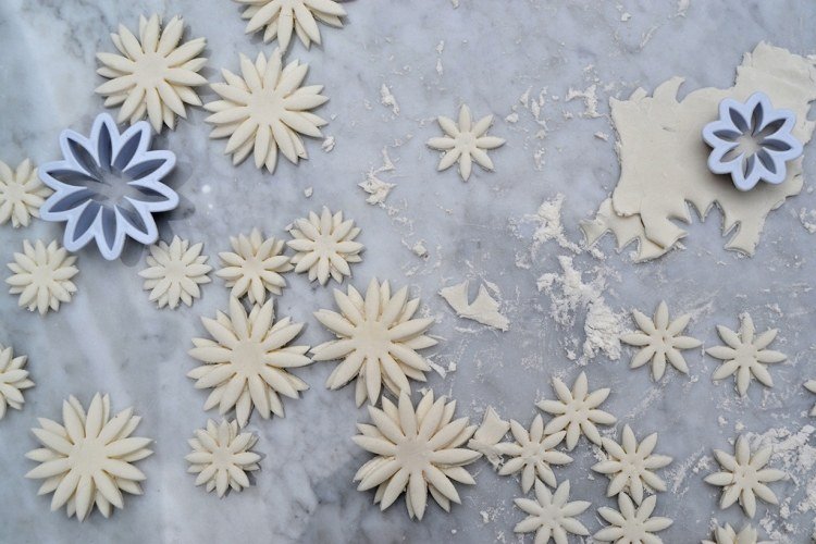 Garnera-dekorera-mat-desserter-blommadeg-snöflingor