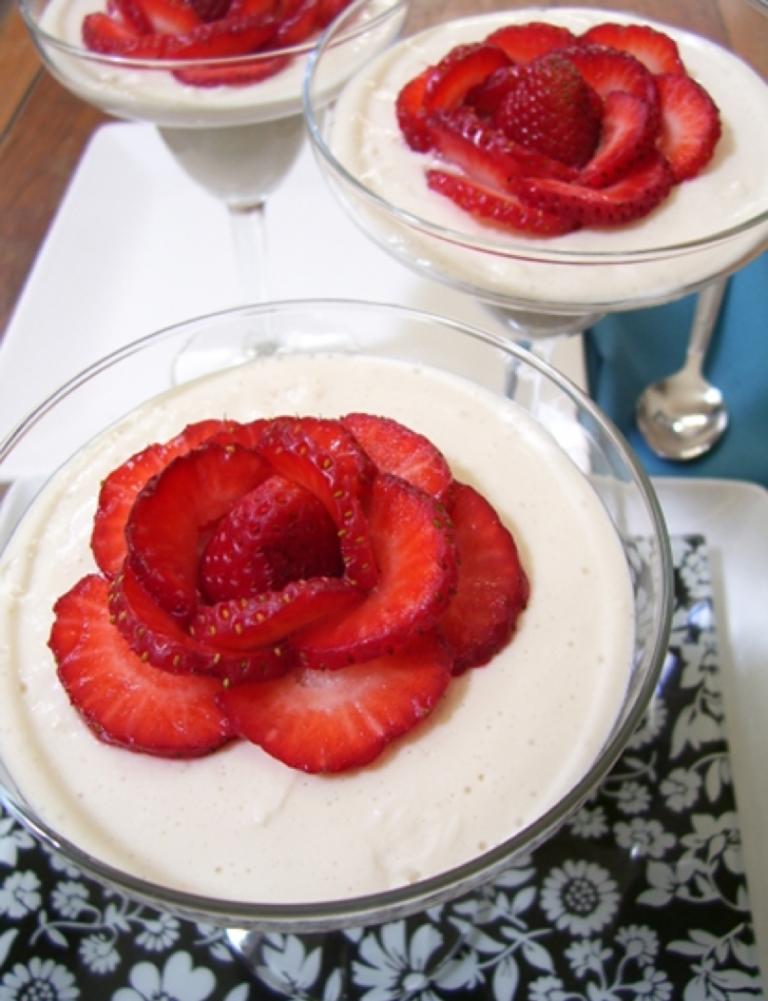garnera-dekorera-mat-frukt-desserter-jordgubbe-blomma-grädde