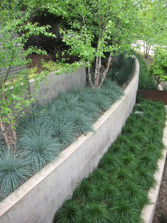 Trädgård på en sluttning design moderna idéer betong stödmur gräs