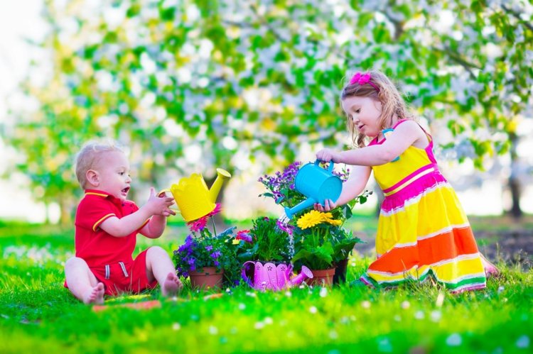 trädgård-skapa-barn-vattna-blommor-giftfri-trädgård-säng-vård-tips