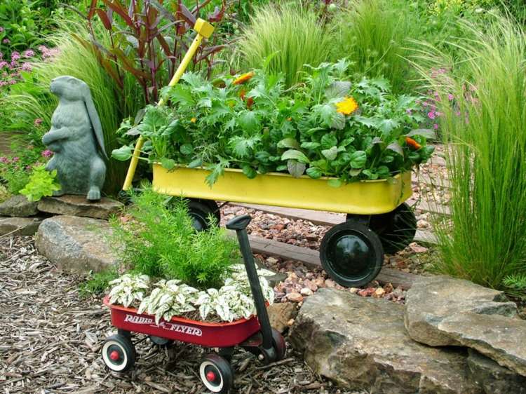 trädgård-skapa-barn-blomsterarrangemang-vagn-släp-plantering