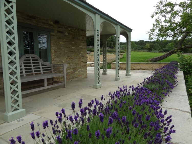 skapa trädgård modern-lanthus-lavendel-terrass-baldakin
