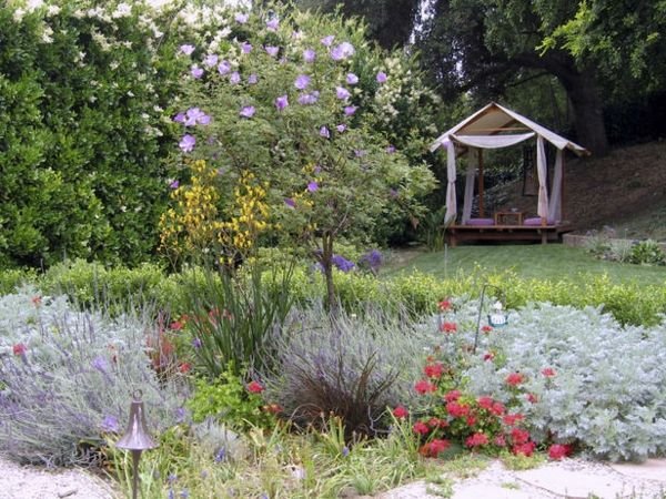 Vårblommor daybed trädgård design tips