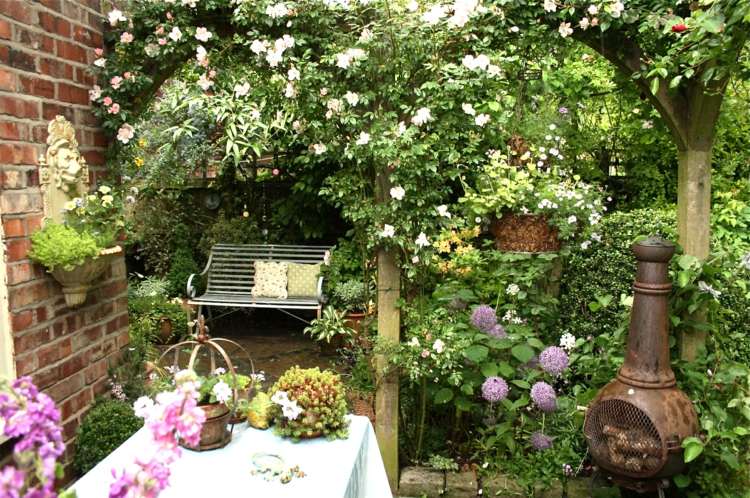 Skapa en trädgård mysig-matplats-swing-klättring växter-dekoration