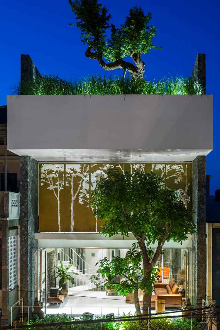 modernt hus med tak trädgård ljusa träd inuti