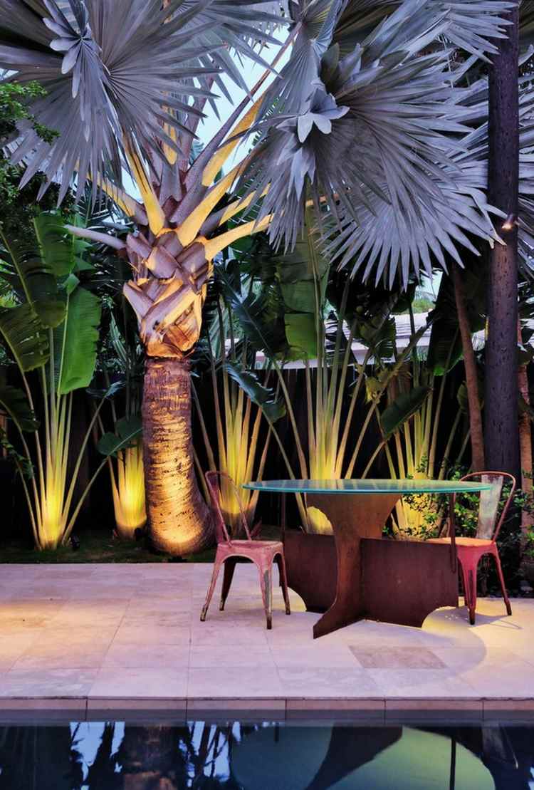 belysning trädgård tropiska växter bordsstolar kakel sten