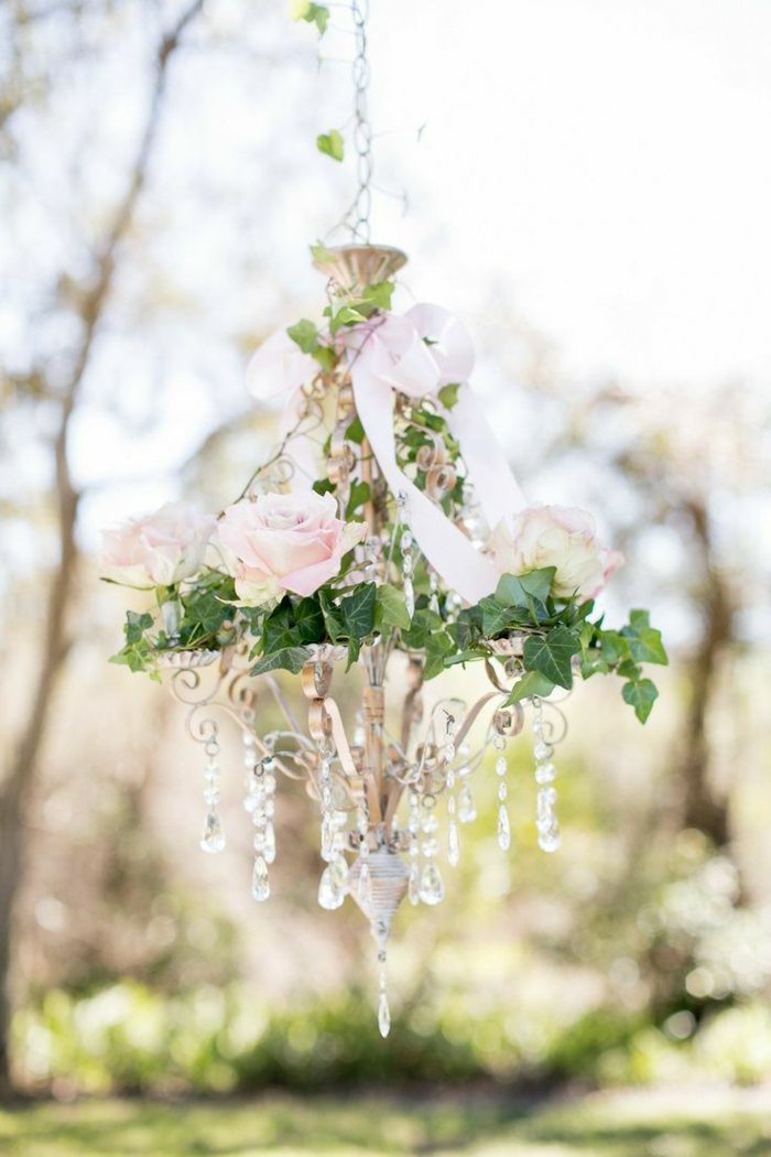 romantisk dekoration hängande kristallros blommor brud praty trädgård