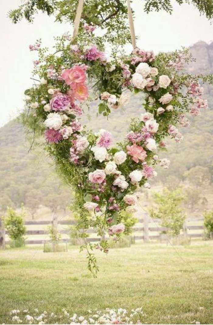 blomsterarrangemang brud dusch rosor hjärta hängande trädgård romantisk dekoration