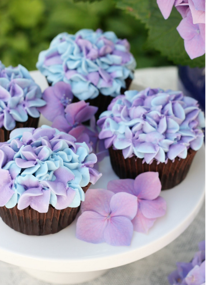 muffins brud dusch ätbara blommor blå lila dessert idé