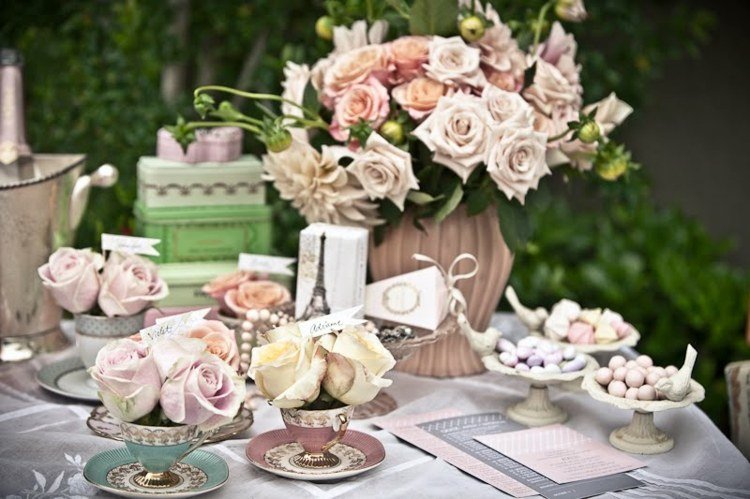 trädgård brud dusch bord dekorationer rosor torkade vintage stil