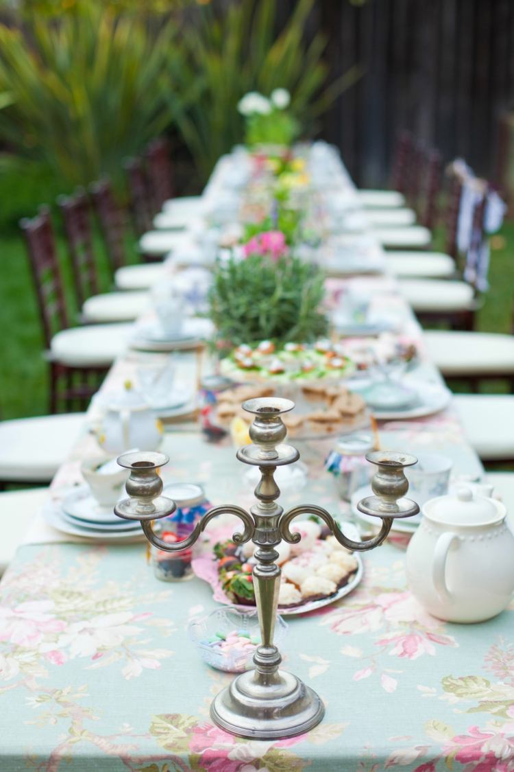 brud dusch trädgård ljusstake silver vintage stil bordsduk rosor