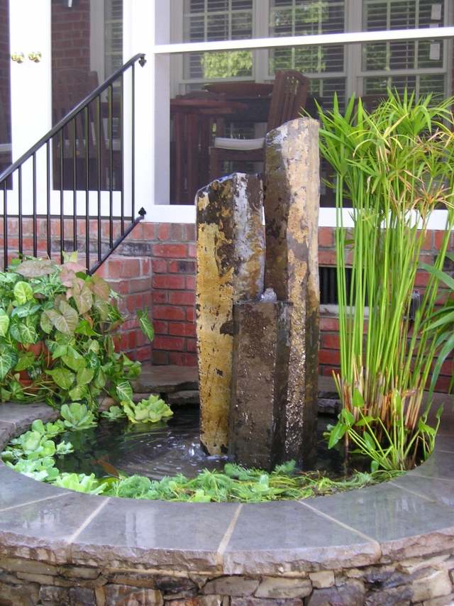 trädgård fontänpump pelare sten vattenväxter damm