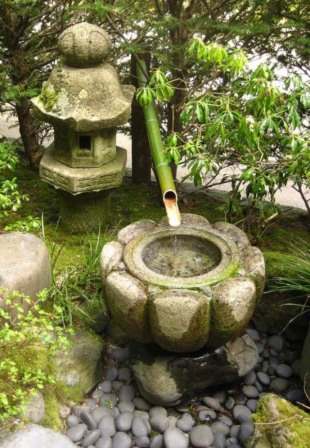 japansk trädgård fontän sten skål bambu stolpe asiatisk