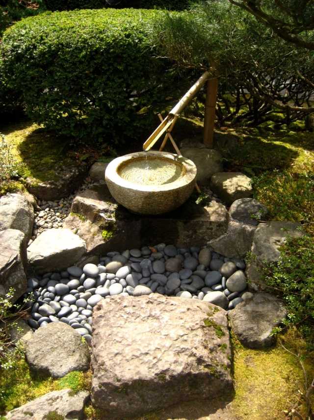 japanskt trädgårdsvatten har stenskål bambu grusidéer
