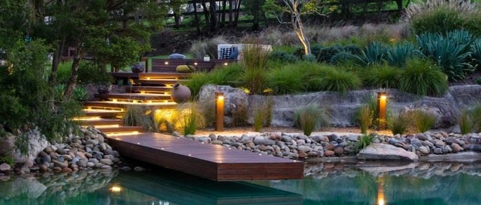 trädgård design natur småsten pool damm belysning
