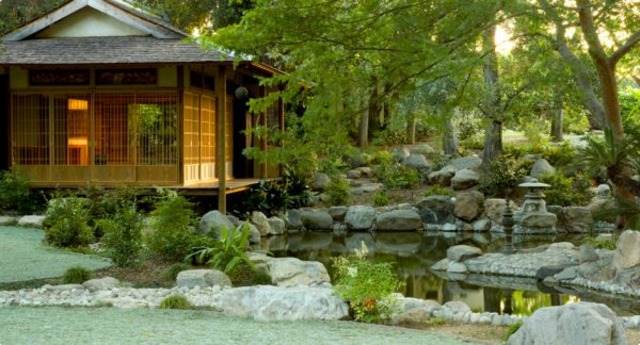Trädgårdsdamm i shui -stil skapar hus med stenar