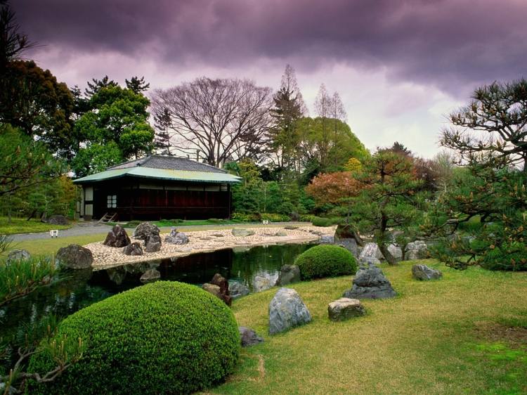 design-trädgård-enkel-design-orientalisk-asiatisk-sten-accenter-buske-rund-former