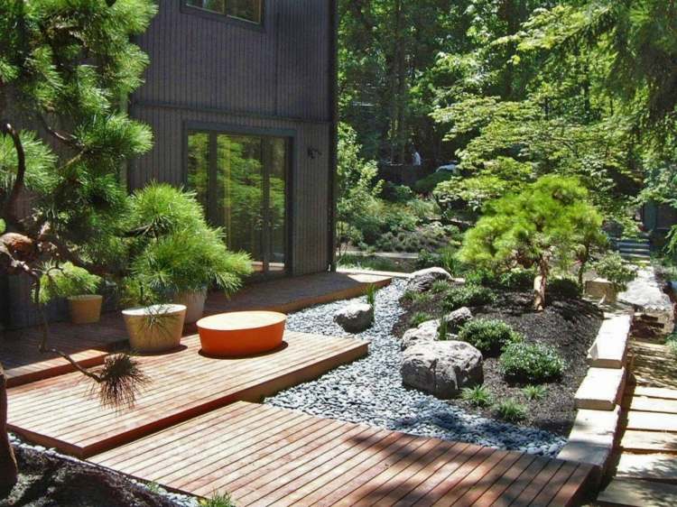 design-trädgård-tall-idé-småsten-terrass-trä-enkla-accenter-växter